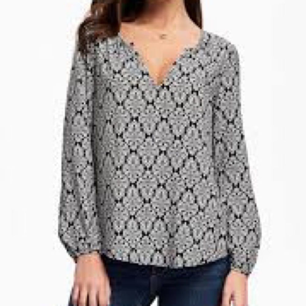 Old Navy XL black and white damask like new long sleeve blouse